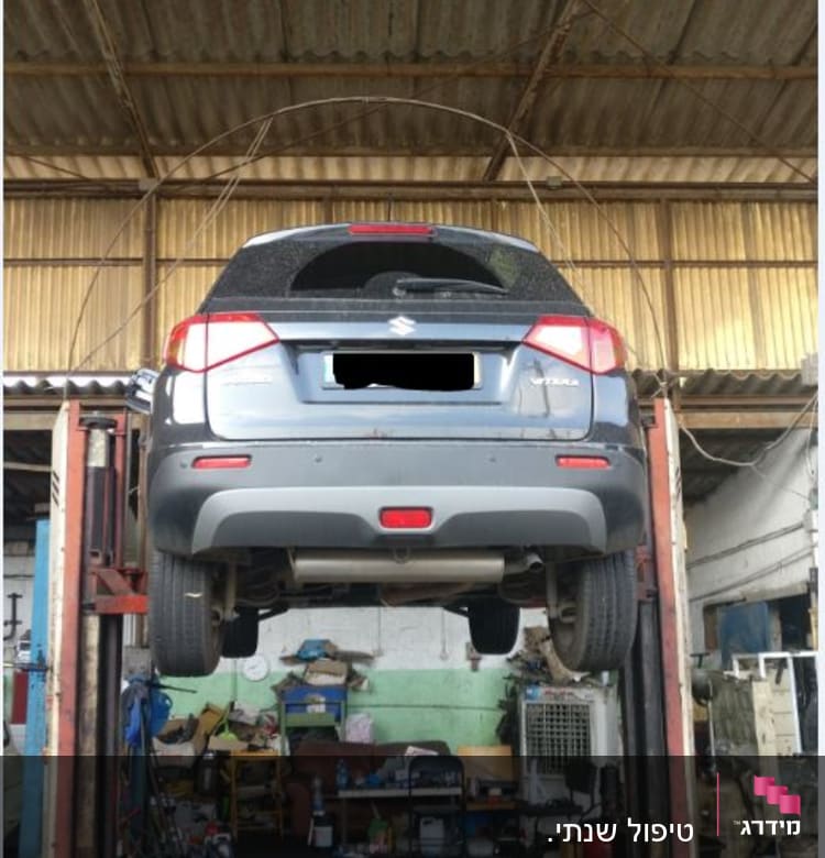 רכב מורם על ליפט במוסך לתיקון